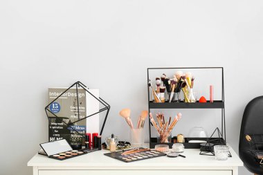 Makyaj fırçaları ve dekoratif kozmetik seti makyaj masasında.