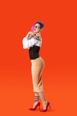 Renkli arka planda abartılı stil sahibi kadın portresi