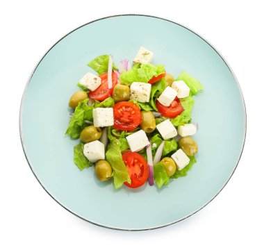 Beyaz arka planda taze Yunan salatası tabağı