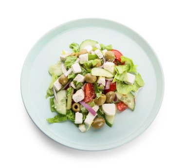 Beyaz arka planda taze Yunan salatası tabağı