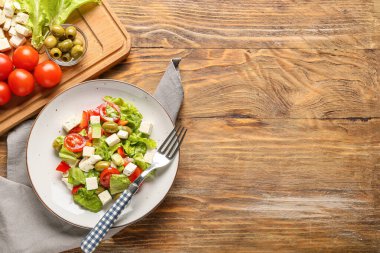 Ahşap arka planda taze Yunan salatası tabağı