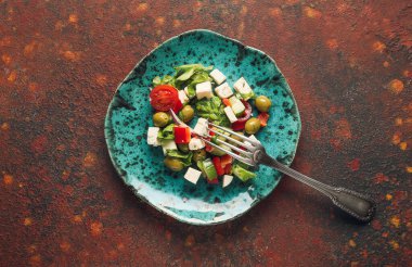 Arka planda taze Yunan salatası tabağı