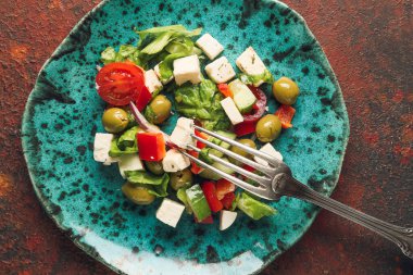 Arka planda taze Yunan salatası tabağı, yakın plan.