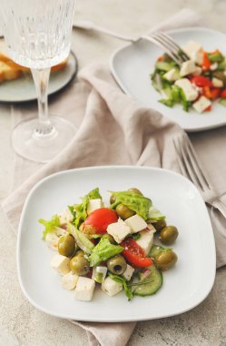 Hafif arka planda taze Yunan salatası tabakları