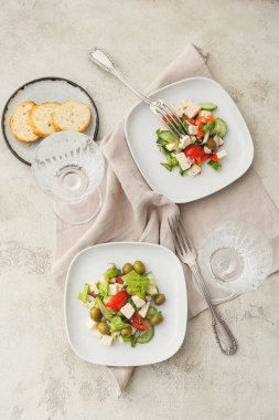 Açık arkaplanda tabakta taze Yunan salatasıyla kompozisyon