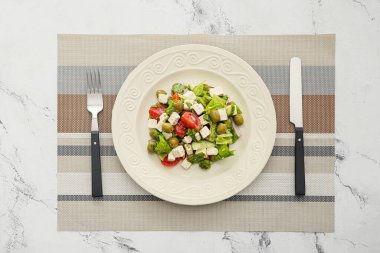 Arka planda taze Yunan salatası tabağı