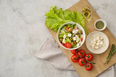 Arka planda taze Yunan salatasıyla kompozisyon