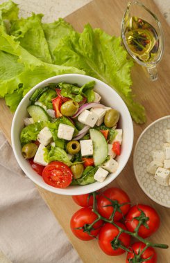 Arka planda taze Yunan salatası olan kase, yakın plan.