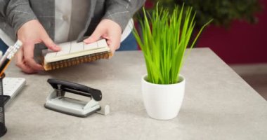 DISMISSAL ile eşyaları kutuya koyan kadın işçi, kapat