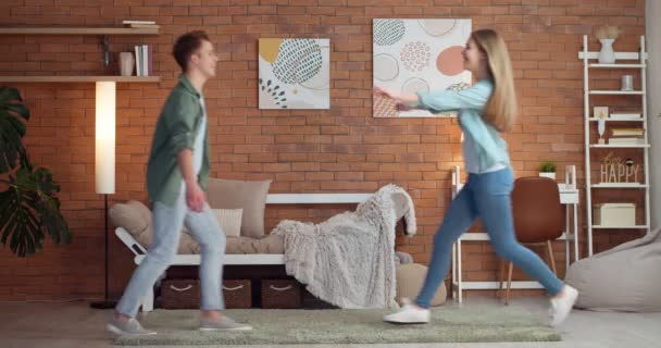 Adolescentes Felizes Abraçando Casa — Vídeo de Stock