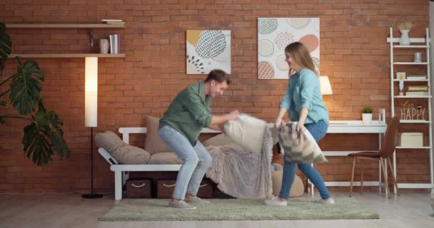 Adolescentes Luchando Almohadas Casa — Vídeos de Stock