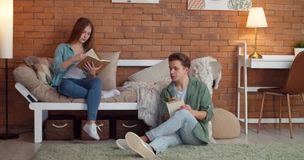 Tieners Die Samen Thuis Lessen Volgen — Stockvideo