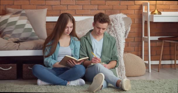 Tieners Die Samen Thuis Lessen Volgen — Stockvideo