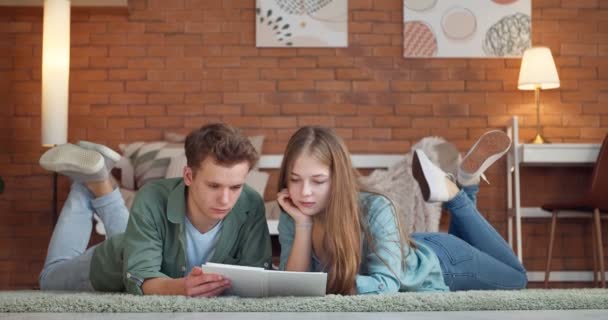 Teenage pár čtení kniha společně doma