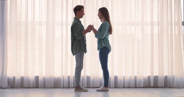 Ευτυχισμένο Ζευγάρι Εφήβων Κρατώντας Χέρια Κοντά Στο Παράθυρο — Αρχείο Βίντεο