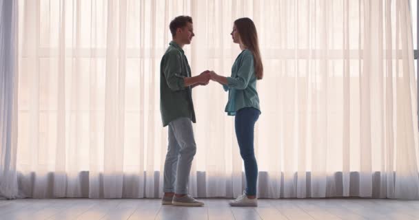 Feliz Pareja Adolescentes Tomados Mano Cerca Ventana — Vídeo de stock