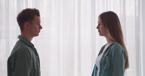 Glückliches Teenager Paar Trifft Sich Fenster — Stockvideo