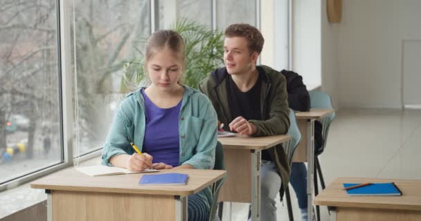 Adolescente Chico Declarando Amor Chica Escuela — Vídeos de Stock