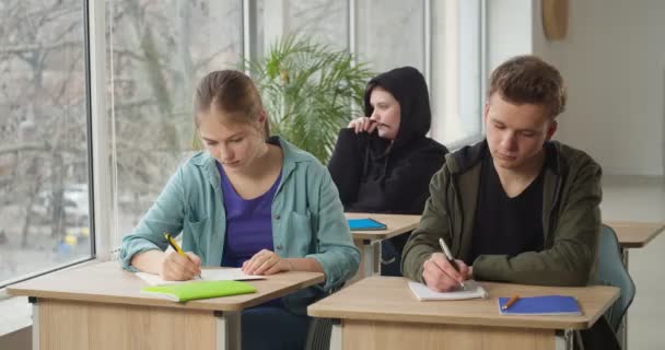 Tiener Jongen Vreemdgaan Tijdens Schooltest Klas — Stockvideo