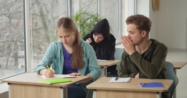 Ragazzo Adolescente Che Dichiara Suo Amore Ragazza Scuola — Video Stock