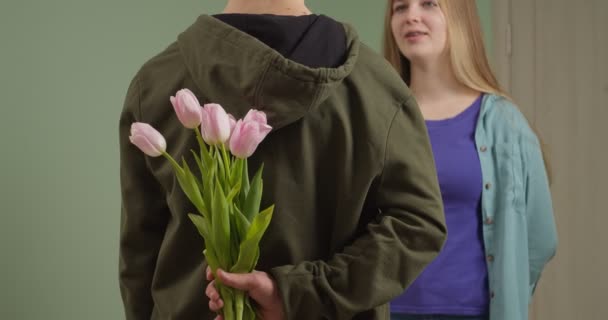 Tienerjongen Met Bloemen Bezoek Bij Zijn Vriendin Thuis — Stockvideo