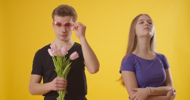 Adolescente Menino Dando Flores Para Sua Namorada Cor Fundo — Vídeo de Stock