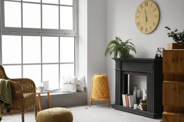 Şömineli şık bir oturma odası.