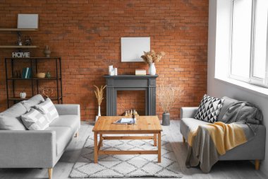 Şömineli şık bir oturma odası.