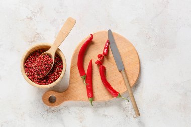 Kırmızı biberli kase ve kaşık ve hafif arka planda kırmızı biber.