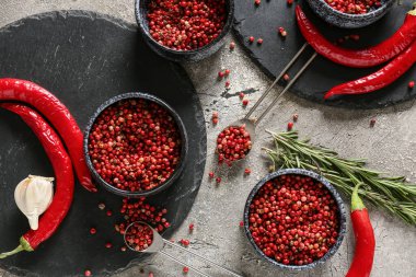 Gri arka planda kırmızı biberli kaseler