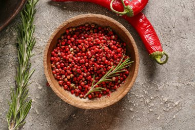 Gri arka planda kırmızı biberli kase