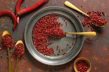 Grunge arka planında kırmızı biberli kaşık ve tabak