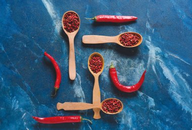 Kırmızı biberli kaşıklar ve arka planda kırmızı biber.