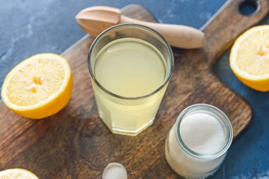 Taze limonlar ve bir bardak meyve suyu.