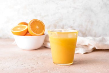 Taze portakallar ve bir bardak meyve suyu.