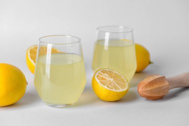 Hafif arkaplanda limon suyu bardakları