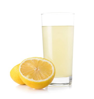 Beyaz arka planda bir bardak limon suyu.