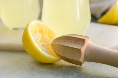 Tahta sıkacağı ve limon masada, yakın plan.
