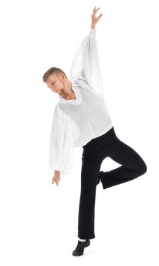 Beyaz arka planda genç bir balerin.