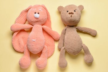 Renkli arka planda sevimli oyuncaklar