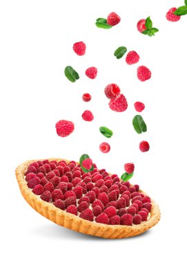 Beyaz arka planda lezzetli ahududu turtası