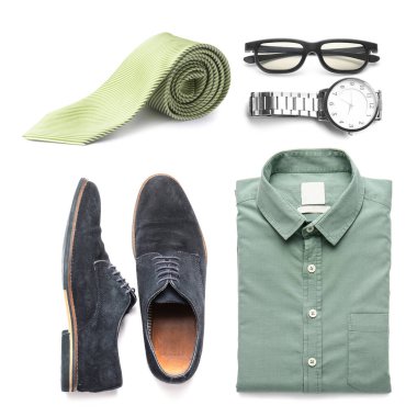 Beyaz arka planda şık erkek aksesuarları.