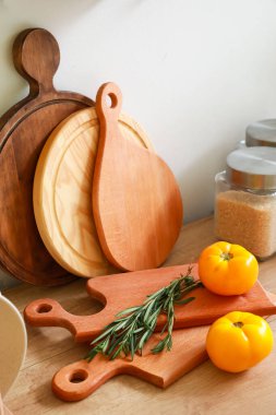 Mutfak tezgahında ürünler ve kesim tahtaları