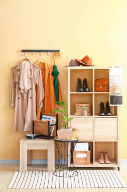 Modern salonun iç mimarisi.