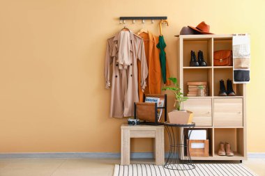 Modern salonun iç mimarisi.