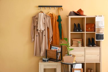 Modern salonun iç mimarisi.