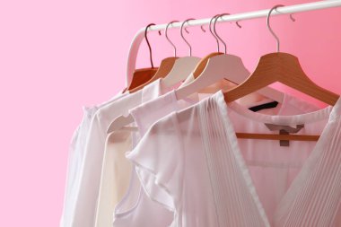 Modern kıyafetlerle dolu bir oda, yakın çekim.