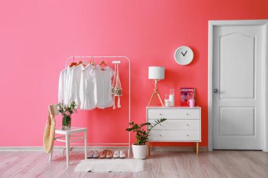 Modern odanın iç kısımlarında giysilerle doldur.