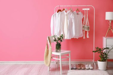 Modern odanın iç kısımlarında giysilerle doldur.