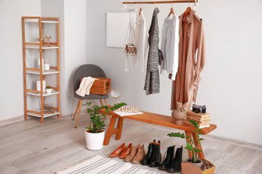 Modern odanın iç kısımlarında giysilerle doldur.